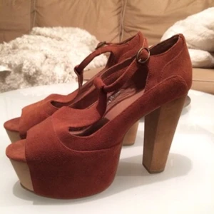  - Sjukt snygga mockaklackar från Australien letar nytt hem då jag aldrig använder klackar, använda en gång inomhus i Australien och är i nyskick!