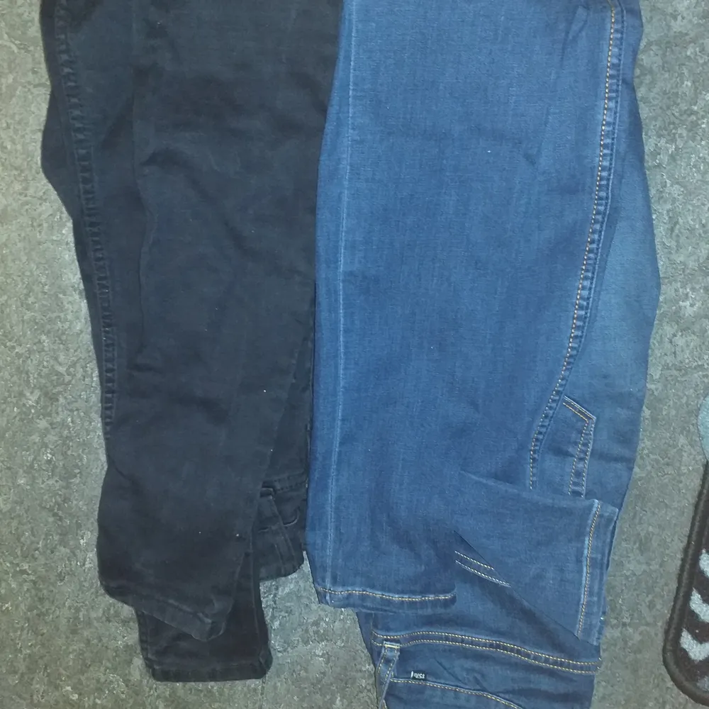 Oanvända High waist jeans storlek s blå och svart. Jeans & Byxor.