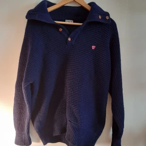 Tröja  - Vinterhärlig och varm tröja utan hål. Perfekt för kylan. Pris är diskuterbart. 