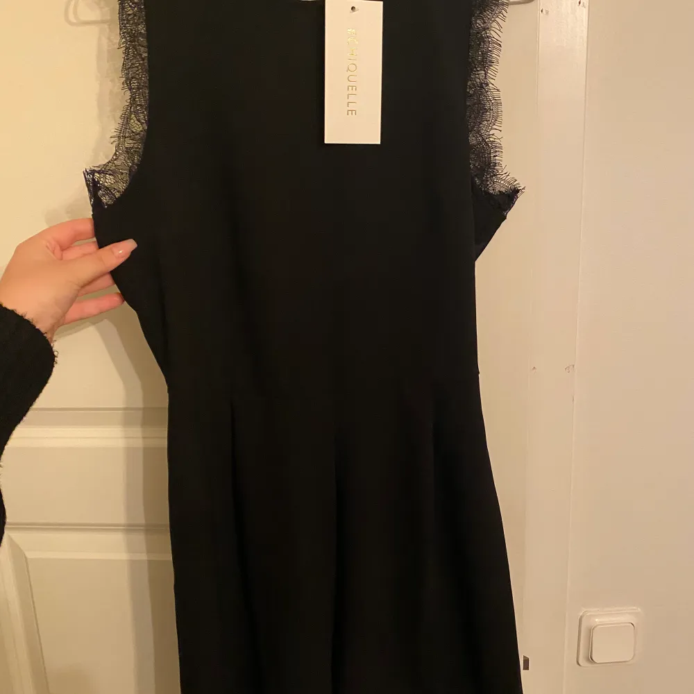 Oanvänd med prislapp kvar. Playsuit från Chiquelle i storlek 40. Köparen står för frakt, 22kr. Klänningar.