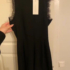 playsuit chiquelle - Oanvänd med prislapp kvar. Playsuit från Chiquelle i storlek 40. Köparen står för frakt, 22kr