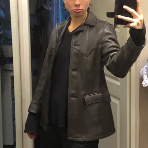 Brun skinnjacka - En snygg brun skinnjacka! Säljer pga den är lite liten i storleken för mig sitter tajt över en tjocktröja!