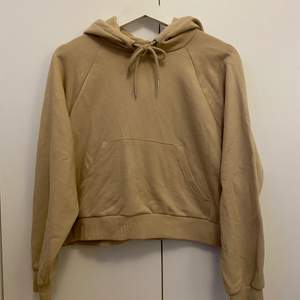 En mysig beige hoodie från Monki. Färgen ser lite ljusare ut i verkligheten. Använd en gång. Storleken är L men det är en kort modell. Priset är 30kr + frakt