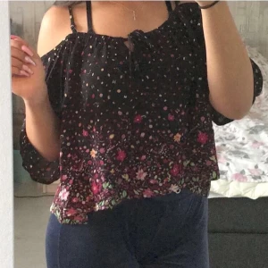 Tröja - Väldigt bekväm och fin tröja men blommor på. Använd ca 2ggr därav bra skick.