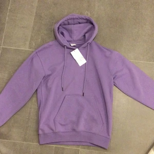 HELT NY LILA HOODIE FRÅN ZARA - SÅLD! En ny hoodie från Zara som jag aldrig använt med lappen kvar. Har själv inte fått användning för den så därför säljer jag. Köpte den för ca 350kr om jag minns rätt. Väldigt snygg och mysig passform, storleken är S men kan lätt passa XS-M beroende på vilken passform man vill ha. Kan skicka fler bilder. PRIS KAN DISKUTERAS. Den perfekta lila hoodien helt enkelt!