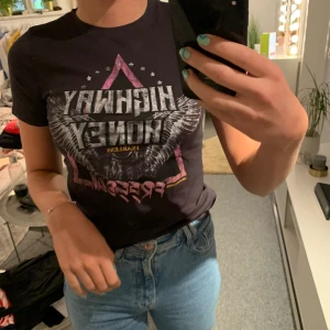 T-shirt - T-shirt ifrån ginatricot. Storlek xs. +frakt