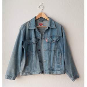 Vintage blå jeansjacka / denim jacka S-M / 36-38 Bra vintage skick, men det finns en liten bläckfläck på hylsan