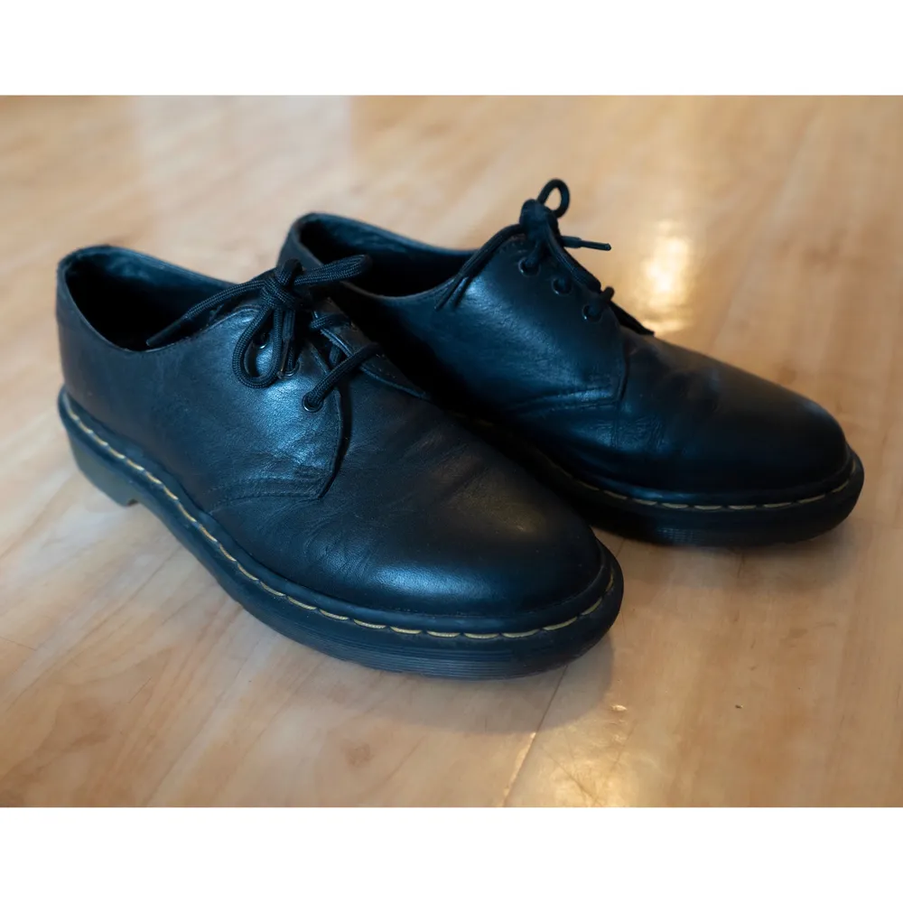 Dr. Martens 1461 Virginia Storlek 39, UK 6 Svart skinn, jätte bra skick! knäppt använd :) Ny pris 1499 SEK https://www.hollywood.se/1461-virginia/p/65430. Skor.