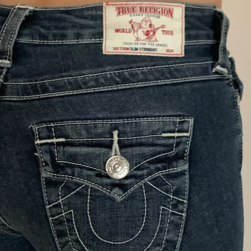 As sköna raka jeans från True Religion, köpta i usa för några år sedan, skitsnygga men bara använda typ 2 gånger så därför säljer jag dem nu, storlek 26 men dem är stretchiga så passar även 28! Är 180 lång och dem når ner till foten!. Jeans & Byxor.