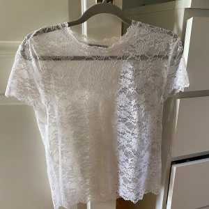 Spets T-shirt  - Spets T-shirt, den är i storlek L men köpt i Italien så passar mer som S/M