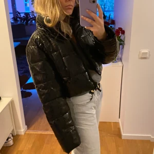 Svart jacka - Skitsnygg jacka med ormskins imitation, äslkar den är kort i modellen och sitter jättebra. Vanligtvis s-m och den passar. Knappt använd och den är slusåld. Frakt tillkommer
