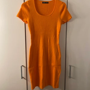 Klänning - En klänning från shein som jag har aldrig använt eftersom det är ej min färg🥺 köparen står för frakt✨