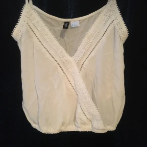 V-ringat sommarlinne - Vitt v-ringat linne. Från H&M som är oanvänd, endast testad. (Pris kan diskuteras