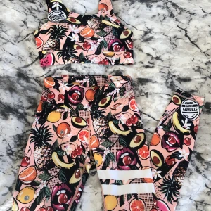 YOLO Stronger set  - Säljer detta snygga Stronger byxor och topp, modell YOLO. Köpt direkt på Strongers hemsida för 900kr. Nästan aldrig använda och väldigt bra skick! 😊💓