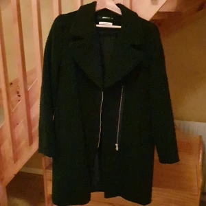 Kappa från ginatricot - En höstiga kappa från ginatricot, ullblandning. Använd 1 gång. Strl 40