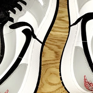 Jordans 1 Low - Har ändats använts 1 gång, Storleken är 38 men passar även 37. Pris kan diskuteras, men börjar på 1500 men man kan buda 