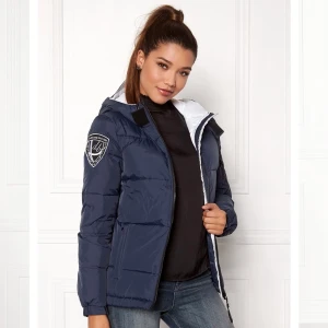 D brand vinterjacka - D brand vinterjacka i storlek XS, nyskick då den knappt är använd, riktigt varm o säljer den för 500kr frakt INRÄKNAD, nypris är 2000kr