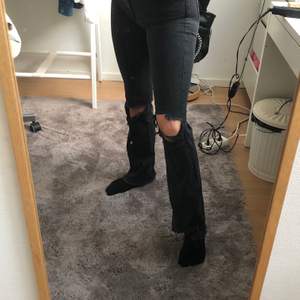 Säljer dessa svart/gråa bootcut Jeans från never demin💕  de är i bra skick och säljer pga de är inte riktigt min stil längre:( jag är 165 cm lång💕