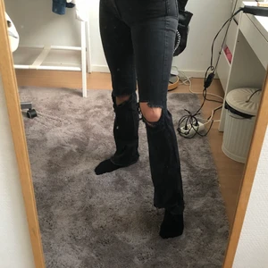 Svart/gråa bootcut - Säljer dessa svart/gråa bootcut Jeans från never demin💕  de är i bra skick och säljer pga de är inte riktigt min stil längre:( jag är 165 cm lång💕
