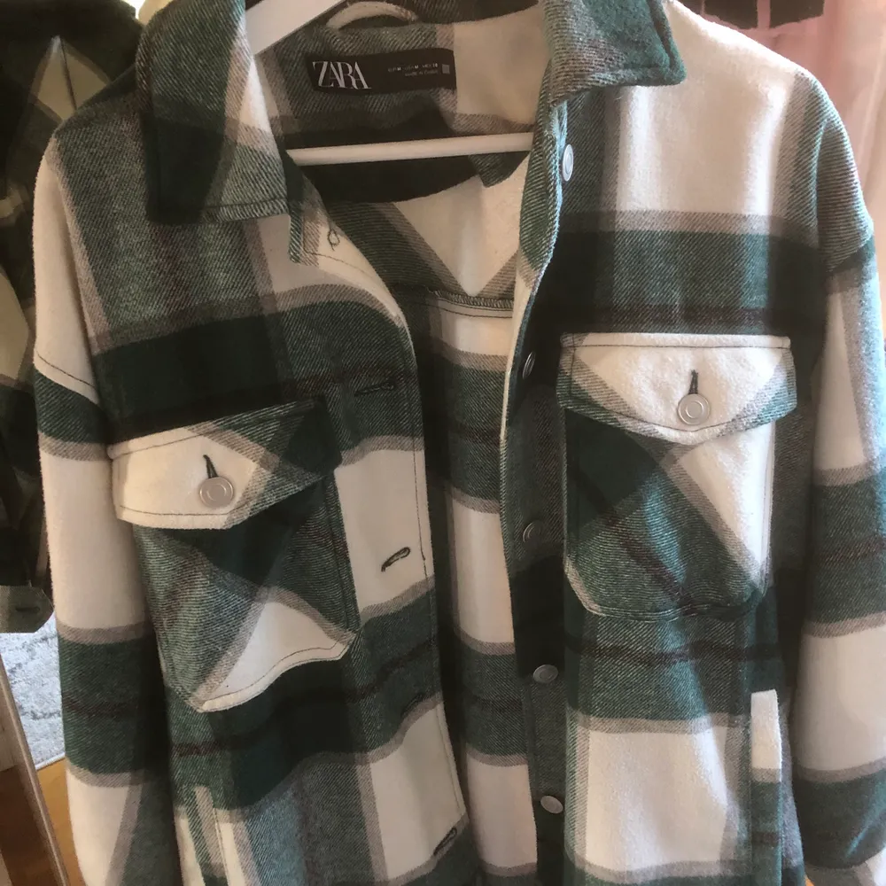 Rutig jacka i gröna och vita toner från Zara. Köpt förra året och är använd ett fåtal gånger💗350kr inkl frakt!. Jackor.