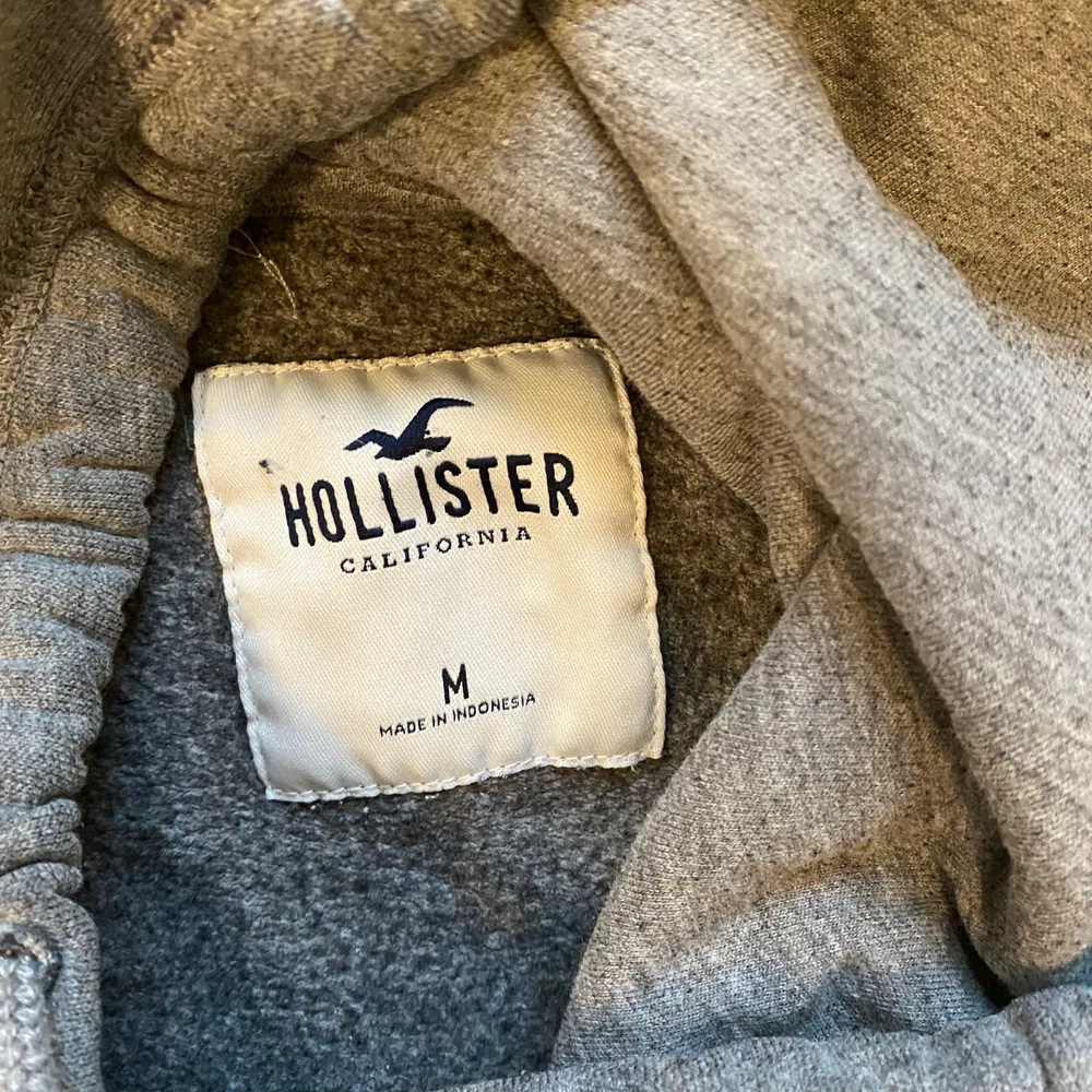 Här är en snygg grå hoodie från Hollister. Den är i storlek M och i bra skick. Jag säljer den för 90kr + frakt.. Hoodies.