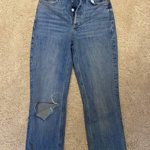 Säljer mina skitsnygga zara jeans då jag råkade klippa dom för kort för mig (har väldigt långa ben:/). Även hålet har jag klippt själv. Nypris 500kr men säljer för 200💜