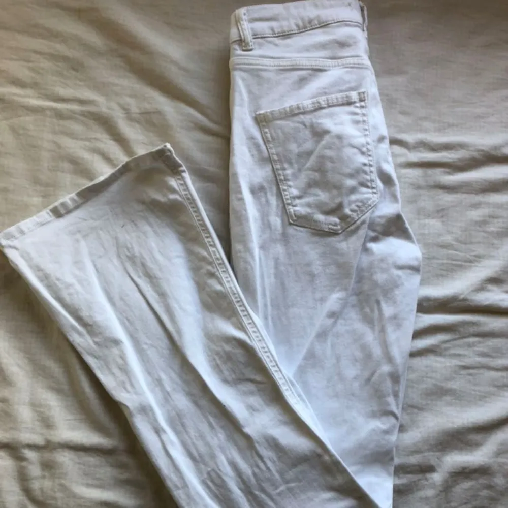 Vita bootcut jeans från gina                                     storlek l men passar bra på mig som vanligtvis har m    bra skick                                                                          100kr, frakt tillkommer                                             kontakta mig för fler bilder eller frågor ❤. Jeans & Byxor.