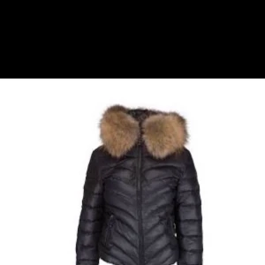 Jacka - Säljer min jacka som är köpt för ca 3 år sen från miinto. Vissa knappar som pälsen sitter fast i har lossnat men annars är den i väldigt fint skick. Storlek 36. Säljer för 1500kr. Skriv för mer bilder.