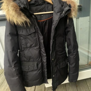 Hollies jacka dam - Storlek 38, Säljer pga för liten. modellen heter Livigno.Använd en vinter, så bra skick. Äkta päls.  nypris: 4500 