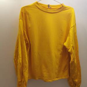 En gul tröja från nelly med puffärmar, oversize ✨