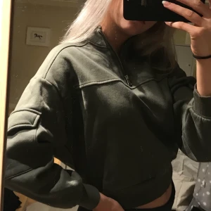 Militär grön tjocktröja - Militärgrön tjocktröja med halv-zip.