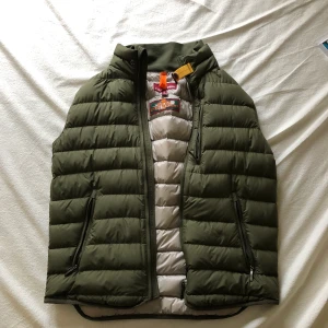 Parajumper väst - Äkta parajumper väst, använd ett FÅTAL gånger                                                    Kvitto finns ej då jag beställde online                          Nypris:3700kr                                                                Pris går absolut att diskuteras vid snabb affär