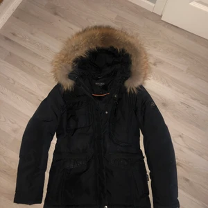 Hollies jacka - En hollies vinterjacka med äkta päls, köpt 2018! Använd bara 1 vintersäsong, så den är som ny! 