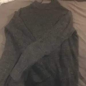 En tröja som är lång och är grå från VILA i storlek S