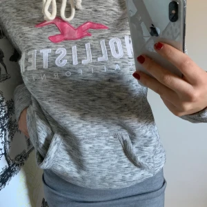 Holmsten hoddie  - Super mysig varm holister hoddie, perfekt nu när kylan kommer.