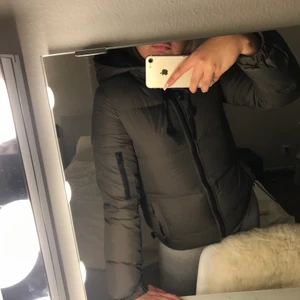 D brand jacka  - En rätt så ny mörkgrön D brand jacka köpt för 2000kr, endast använd under 1 vinter. En spänn sak som är sönder men går enkelt att fixa (privat för bild) 💞. Lite smink uppe vid jackan :) 