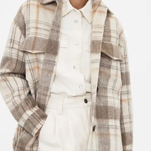 Snygg rutig kappa - Trendig rutig kappa från bershka. Köpt i början utav året, och säljs för att den inte längre kommer till användning, men helt klart värd ett nytt hem. Passar mig som är en lite större S eller en liten M. Köpt på asos för ca 680 kr, säljer för 250kr + frakt💕💕