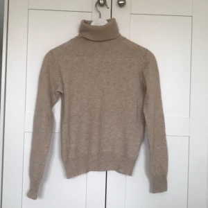 Softgoat tröja - En sjukt härlig tröja från softgoat. Dock har dne en liten fläck på ärmen som inte går bort, därav det låga priset. 100% cashmere. Nypris 2500kr
