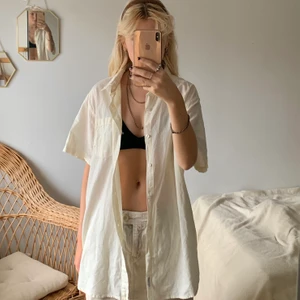 Linneskjorta - Supersnygg oversize kortärmad linneskjorta från lager 157! Skriv för fler frågor!❣️
