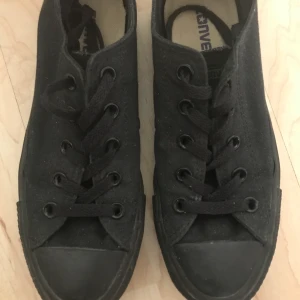 Svarta converse strl 37 - Svarta converse i storlek 37, knappt använda (luktar oanvända!), köpta i usa.