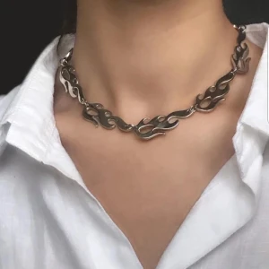 Halsband sterling silver - Säljer detta ursnygga eldhalsband då det tyvärr inte kommer till användning. Halsbandet är i 925 sterling-zon silver (så det kan ej rosta/tappa färg). Det har även en bra förstorings/förminsknings-länk så att det går att justera från att vara en chocker till att vara ett ”vanligt halsband”. Kan bjuda på frakten vid smidig affär!🥰