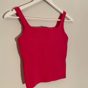 Rosa linne från Zara💓💓 - Jättefint linne från zara, har kortat banden så de är något kortare än i affären! Endast använd ett fåtal gånger💜