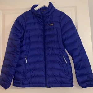 Dunjacka från Patagonia - Blå dunjacka från Patagonia, i storlek L (barnstorlek). Änvänd några gånger men i fint skick.