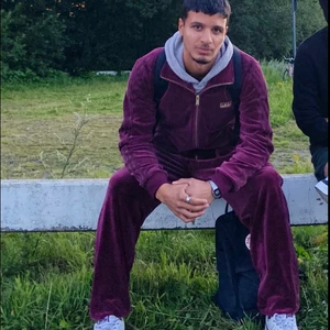 Adidas dress - Adidas dress i velour med gulddetaljer. Fint skick och extremt bekväm. Dessa säljs inte längre och har en väldigt hög efterfrågan. Fler bilder fås, ställ bara frågan :)