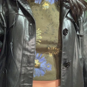 KENZO TRÖJA  - Topp från kenzo, men köpt från second hand, den är SÅ fin men använder tyvärr inte så ofta som jag borde🥰 Svarar på alla frågor!