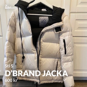 D’brand jacka - Säljer min D’brand jacka Eskimå.  Den är i bra skick och är i storlek S. 