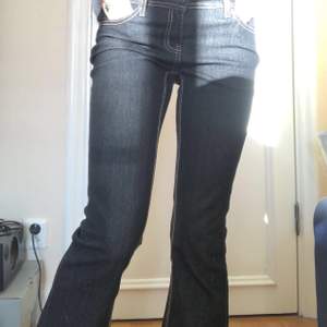 Jättesnygga, mörka jeans med kontrastsömmar. Tyvärr står ingen annan storlek än 7, men för referens så brukar jag oftast ha S eller w26/27 i byxor. 💕💕