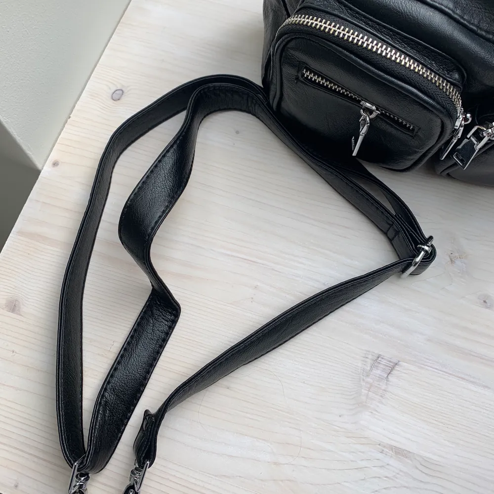 Cool och rymlig läderväska med silverdetaljer🖤medföljer en längre rem så väskan kan bäras som en Crossbody-väska!. Accessoarer.