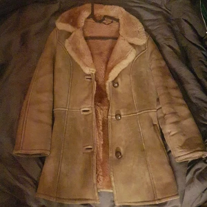 Jacka äkta får skin storlek xs/s - Köpt på beyond retro, gjord på äkta får skin, storlek xs/ liten s. Second hand, välldigt varm bra vinter och höst jacka