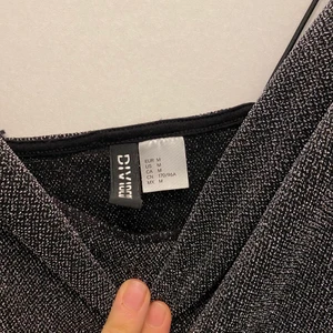 Glittrig topp från HM - Kort topp i grå glitter perfekt till party!